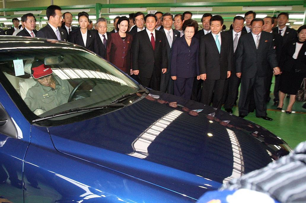 V roce 2007 navštívil severokorejské automobilku tehdejší jihokorejský prezident No Mu-hjon, ostatně jihokorejská Církev sjednocení do založení značky vložila několik desítek milionů dolarů.