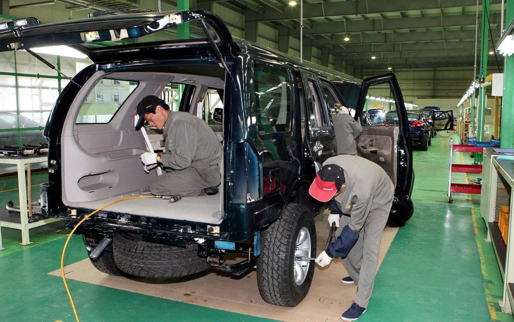 Montáž jednoho z čínských SUV v roce 2007. Mimochodem právě některé SUV a pick-upy vyráběné v licenci v KLDR se následně vyvážely do Vietnamu, kde je prodávala firma Mekong Auto.