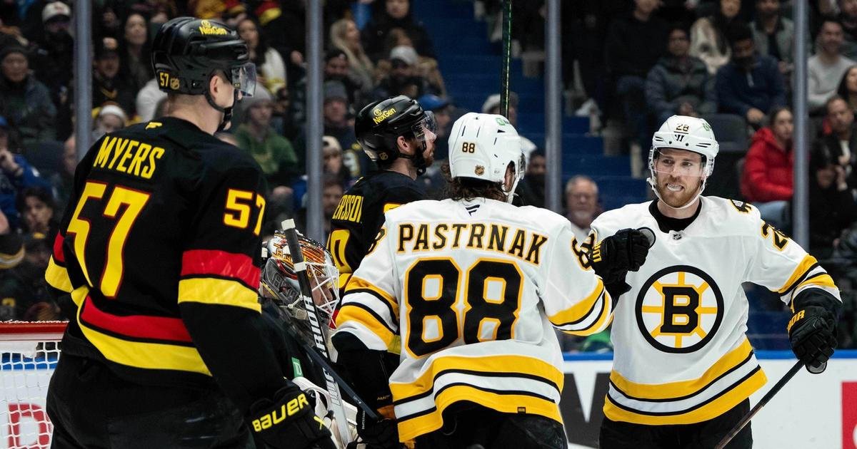 Souboj Hronka s Pastrňákem skončil výhrou Bostonu, Nečas se vrátil do Caroliny