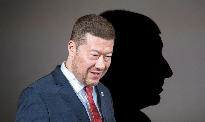 Koláž Tomia Okamury (SPD) vrhající stín Andreje Babiše (ANO)