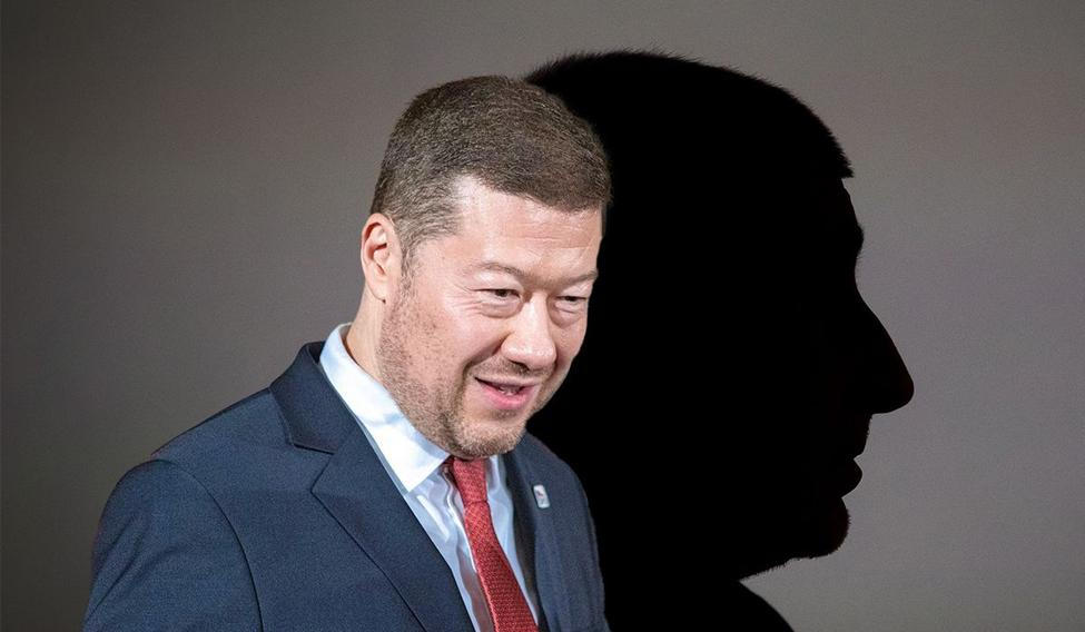 Koláž Tomia Okamury (SPD) vrhající stín Andreje Babiše (ANO)