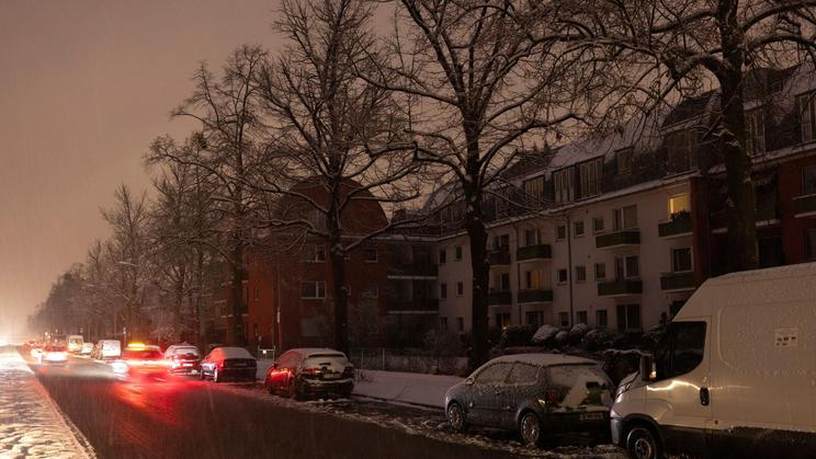 Sobotní požár kabelového mostu přes Teltowský kanál připravil v době mrazivého počasí o dodávky proudu na 45 tisíc berlínských domácností a více než 2200 podniků; 3. prosince 2026.