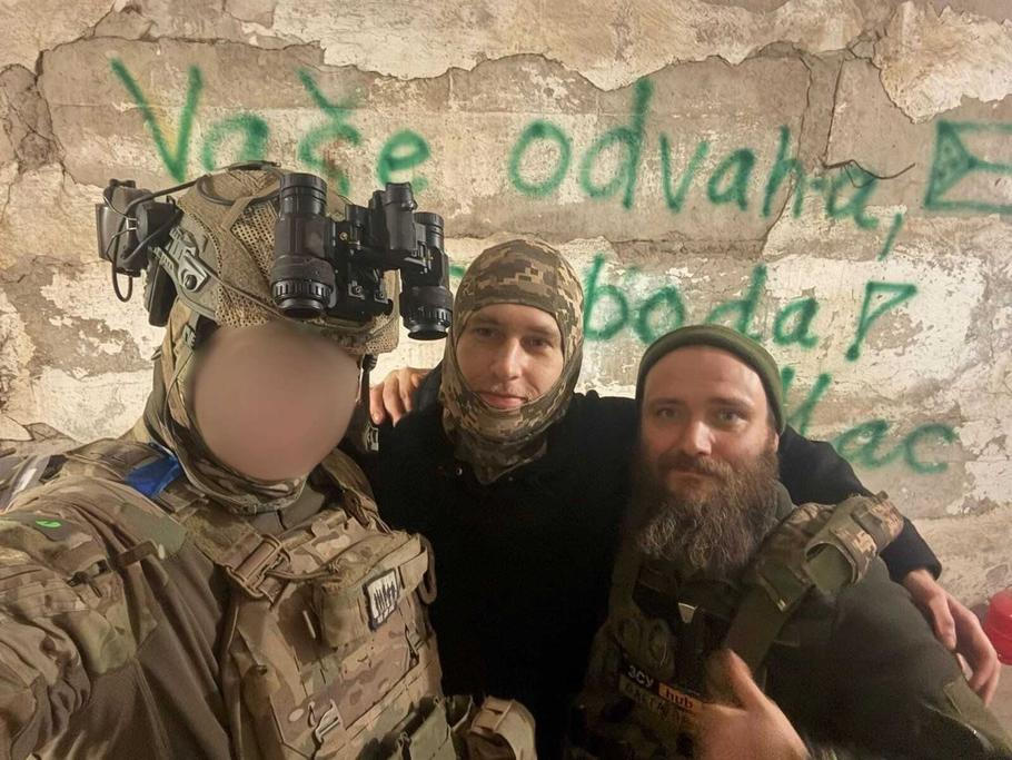 Dobrovolník Mac se spolubojovníky