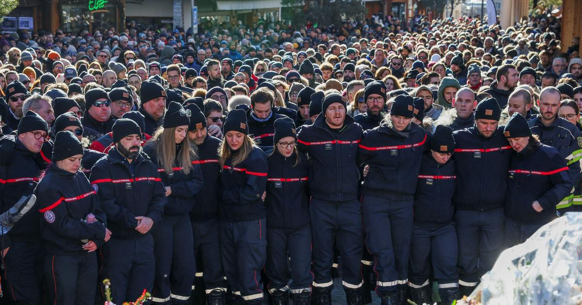 Ve švýcarském středisku Crans-Montana stovky lidí uctily památku obětí požáru
