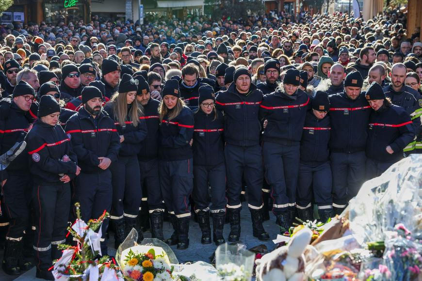 Ve švýcarském středisku Crans-Montana stovky lidí uctily památku obětí požáru