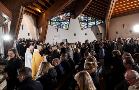 Zkroušení pozůstalí, mnozí se zarudlýma očima, po hodinové mši a za zvuků varhan tiše vycházeli z kaple svatého Kryštofa v letovisku Crans-Montana. 