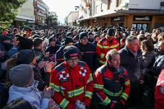 Do nedělního rána švýcarské úřady identifikovaly 24 z 40 obětí. Patří mezi ně 18 švýcarských občanů, dva Italové, jeden občan s dvojím občanstvím Itálie a Spojených arabských emirátů, Rumun, Francouz a občan Turecka.