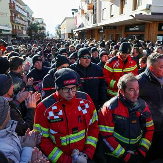 Do nedělního rána švýcarské úřady identifikovaly 24 z 40 obětí. Patří mezi ně 18 švýcarských občanů, dva Italové, jeden občan s dvojím občanstvím Itálie a Spojených arabských emirátů, Rumun, Francouz a občan Turecka.