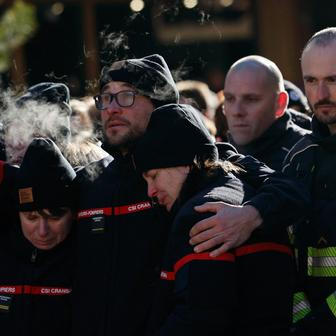 Mezi truchlícími byla i řada místních záchranářů, kteří se tragické novoční noci snažili pomoci obětem požáru.