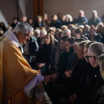 Farář Gilles Cavin na mši hovořil o „strašné nejistotě“ rodin, které nevědí, zda jsou jejich blízcí mezi mrtvými, nebo zraněnými. „Neexistují slova dost silná, aby vyjádřila zděšení, úzkost a hněv těch, jejichž životy jsou dnes zasaženy. A přesto jsme tady, shromážděni, protože samotné ticho nestačí,“ řekl.