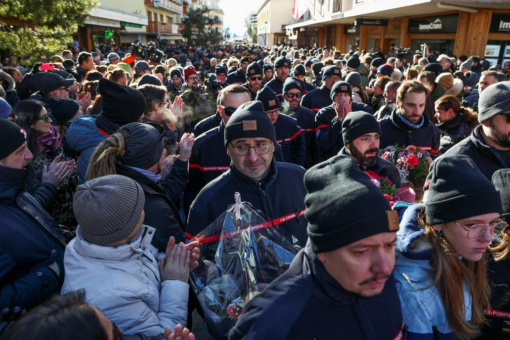 Na horním konci ulice, před barem Le Constellation, který je stále z velké části zakryt bílými zástěnami, se narůstající dav zastavil v téměř úplném tichu, někteří plakali.