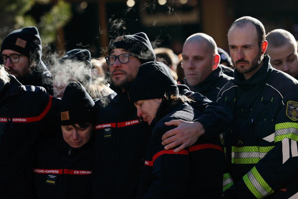 Mezi truchlícími byla i řada místních záchranářů, kteří se tragické novoční noci snažili pomoci obětem požáru.