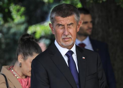 „Premiér přijal, že se část jeho koaličních partnerů chová jako internetoví trollové se vším, co k tomu patří. A jejich jednotlivá vystoupení tudíž spíš bere jako pěnu dní," říká politolog Otto Eibl.