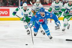 Gabriel Landeskog z Colorada (v modrém retrodresu)