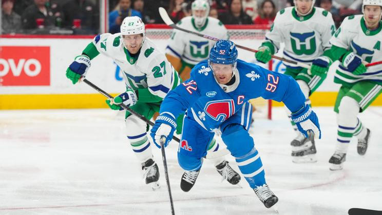 Gabriel Landeskog z Colorada (v modrém retrodresu)