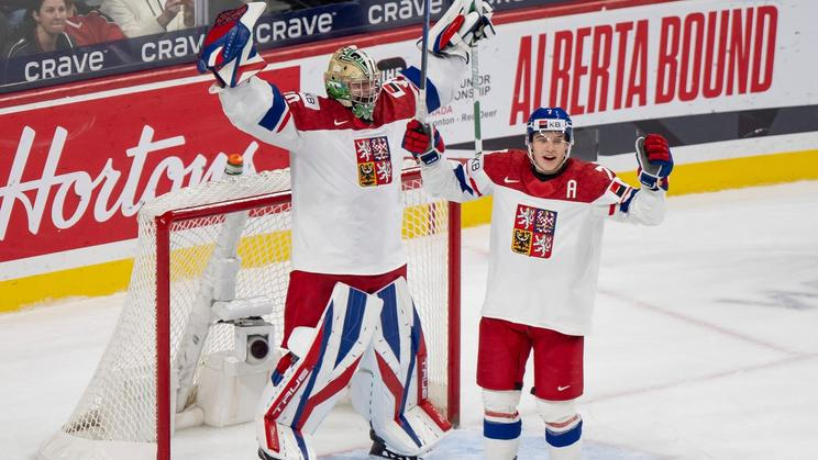 Brankář české dvacítky Michal Oršulák a Jakub Fibigr slaví výhru nad Kanadou a postup do finále MS.