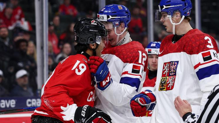 Čeští hokejisté Maxmilian Curran (12) a Max Pšenička (3) mají pod dohledem kanadskou hvězdu Zaynea Parekha.