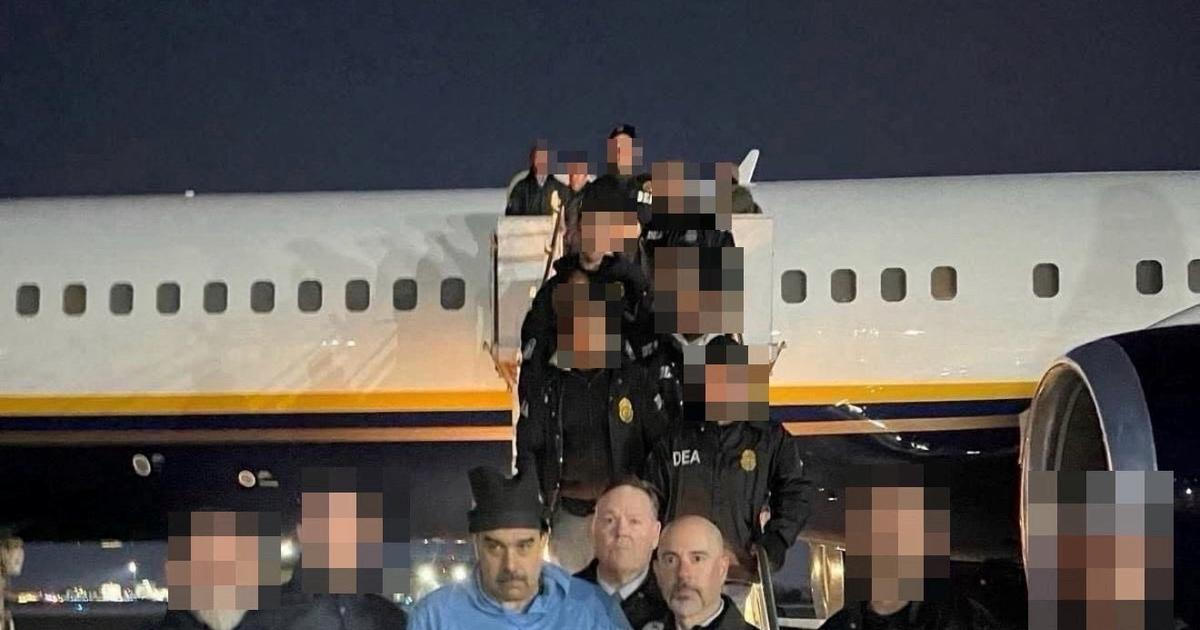 Z luxusního paláce do vězení. Madura vozili New Yorkem v obrněné dodávce 