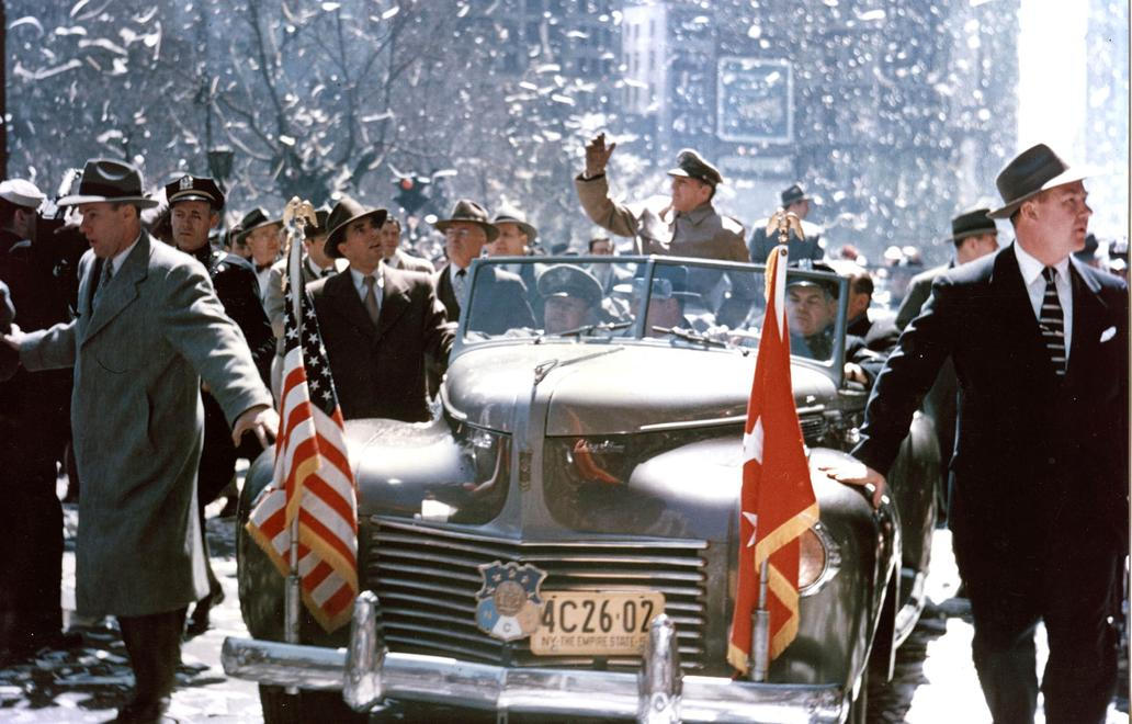 Generál Douglas MacArthur při slavnostní přehlídce v New Yorku v roce 1951.