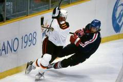 Stefan Ustorf a Ľubomír Sekeráš v zápase Německo - Slovensko na olympiádě 1998