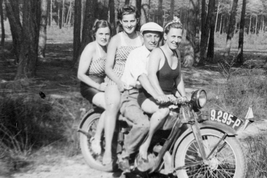 Nejen Jawy a ČZ. Motocykly v Československu jsou jedinečná kronika, nechybí krásky ani kočky na sedle