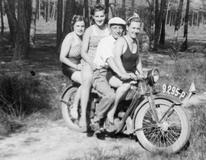 Petru Doležalovi se podařilo nashromáždit archiv fotografií nadšenců a majitelů motorek v tehdejším Československu.