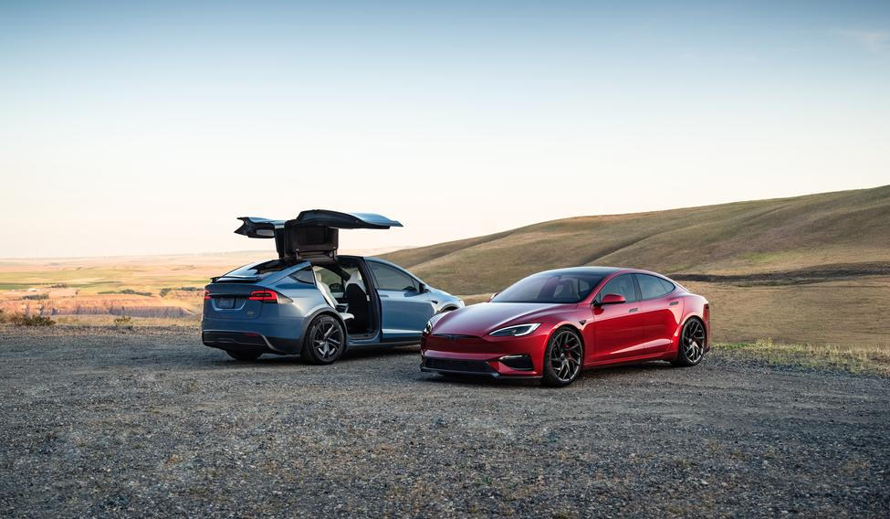 Tesla přišla o pozici elektrické jedničky.