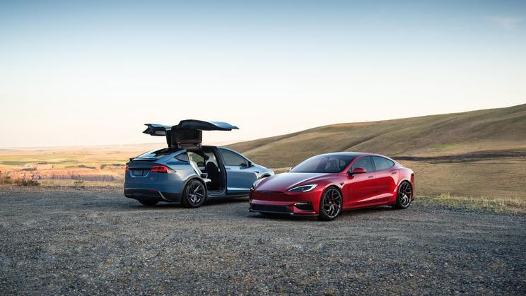 Tesla přišla o pozici elektrické jedničky.