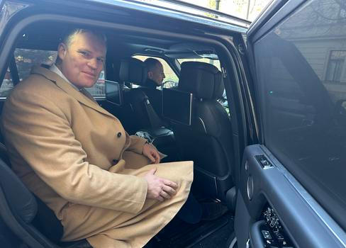 Poslanec Motoristů Filip Turek při odjezdu z jednání vládních stran 5. ledna 2026