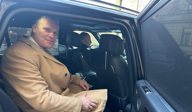 Poslanec Motoristů Filip Turek při odjezdu z jednání vládních stran 5. ledna 2026