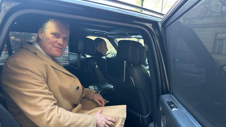 Poslanec Motoristů Filip Turek při odjezdu z jednání vládních stran 5. ledna 2026