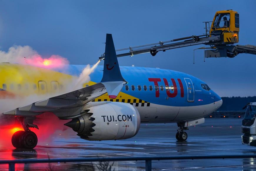 Vrtošivý mráz komplikuje dopravu po Evropě. Zrušené lety hlásí i Praha