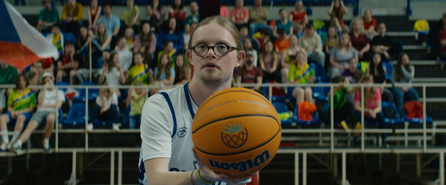 Martin Polišenský jako trenérův syn Šimon v komedii Dream Team.