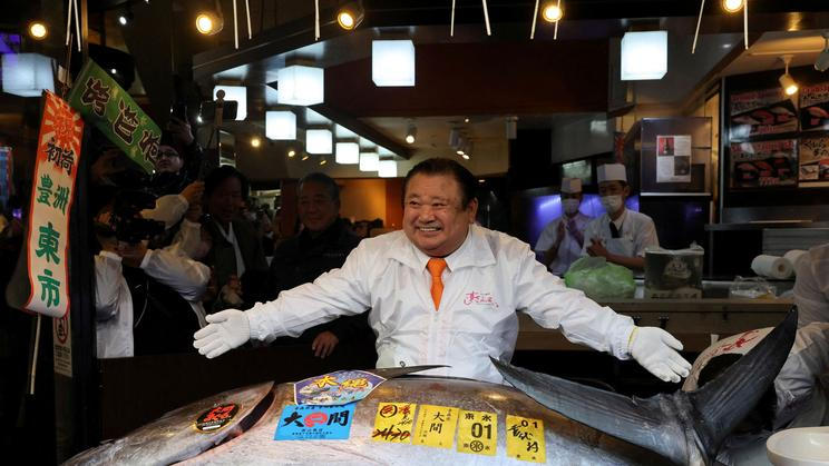 Japonský podnikatel Kijoši Kimura nad svým rekordním tuňákem.