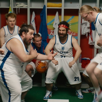V komedii Dream Team česká basketbalová reprezentace vyráží na paralympijský turnaj, přičemž mužstvo je téměř výhradně tvořeno lidmi, kteří mentální handicap jen předstírají.