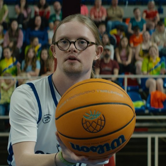 Martin Polišenský jako trenérův syn Šimon v komedii Dream Team.
