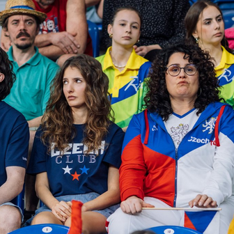 Sara Sandeva a Petra Polnišová ve filmu Dream Team.