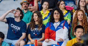 Sara Sandeva a Petra Polnišová ve filmu Dream Team.