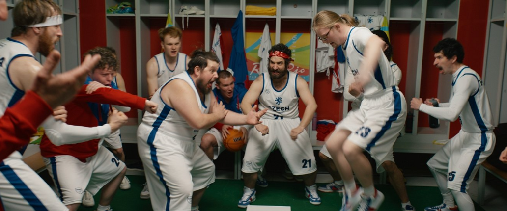 V komedii Dream Team česká basketbalová reprezentace vyráží na paralympijský turnaj, přičemž mužstvo je téměř výhradně tvořeno lidmi, kteří mentální handicap jen předstírají.