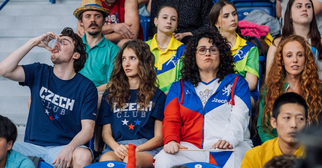 Sara Sandeva a Petra Polnišová ve filmu Dream Team.