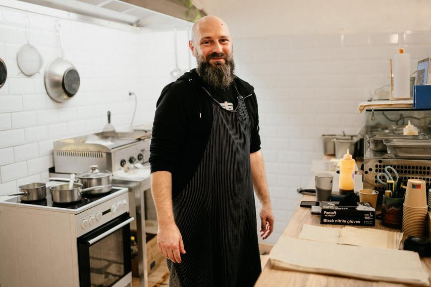 Chtěl dělat dobré jídlo za rozumný peníz. Na jeho skořicové šneky se dnes stojí fronty