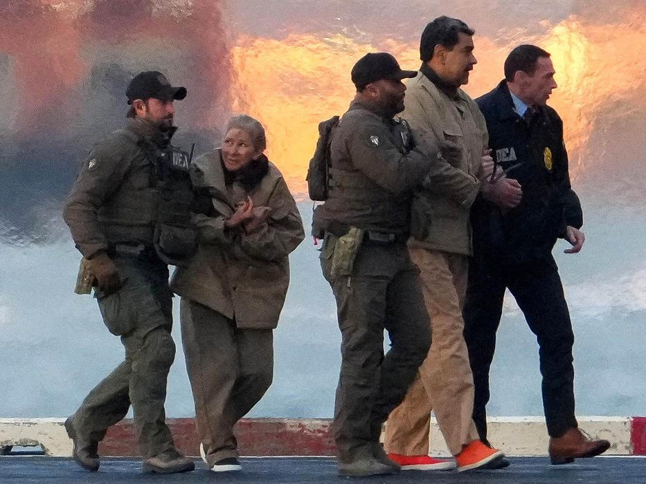 Pád mocné ženy v pozadí