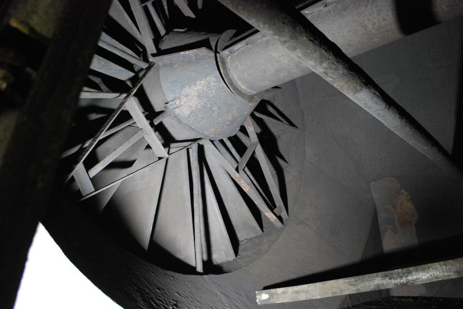 Plíce dolu. Dva obří větráky na povrchu mají na starosti ovzdušňování podzemí a na povrch ženou i nebezpečné plyny.