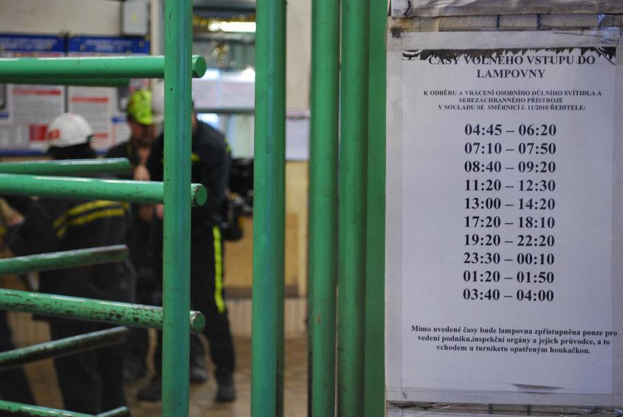 Brána, kudy musí projít každý havíř, než nastoupí do klece, která jej sveze o několik stovek metrů níž.