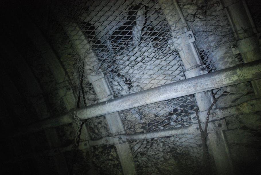 Výztuže a pletivo, které drží stěny chodeb, aby hornina nepadala na havíře.