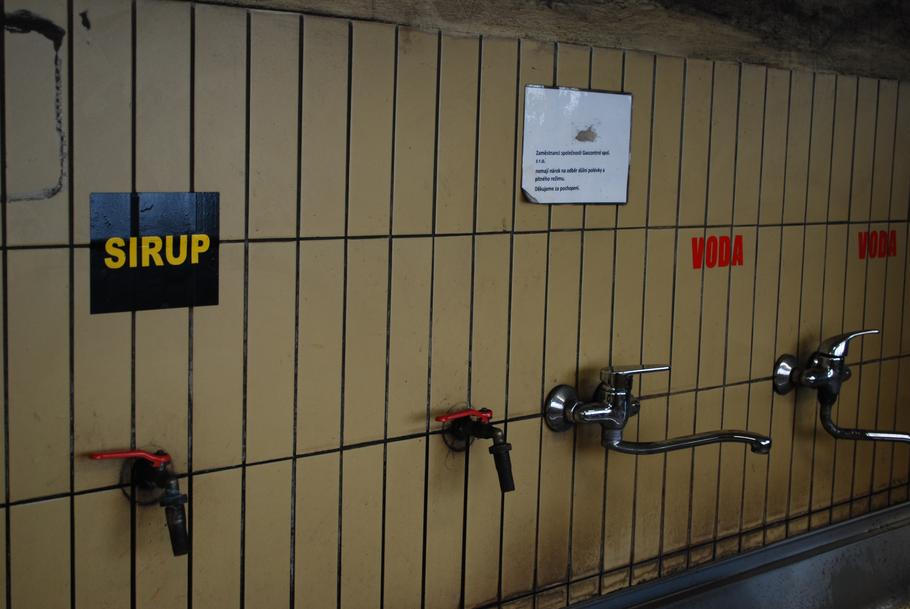 Tady si dřív mohli havíři před sfáráním do bandasky „natankovat“ i energetický sirup. Dnes už z kohoutku nic neteče, vodu si míchají se sypkou směsí minerálů. 