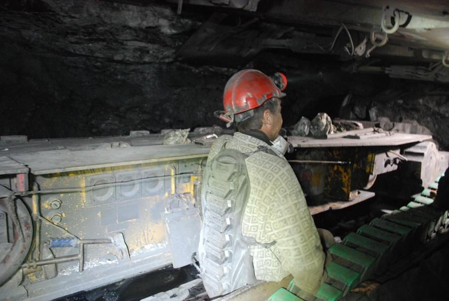 Jeden z důlních techniků, který právě chystá důlní kombajn pro odpolední a noční směnu.