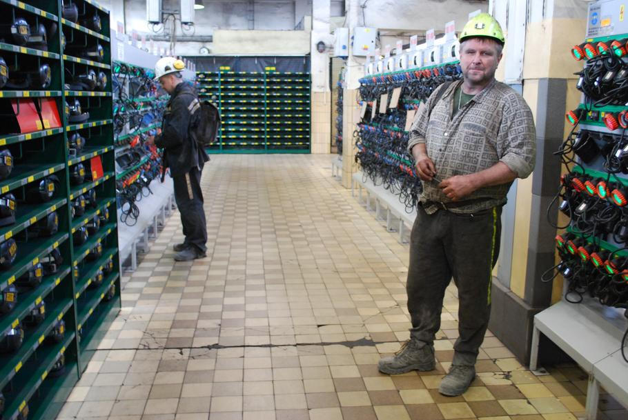 Libor Kořínek v lampárně naposledy odevzdal lampu a po 35 letech se loučí s povoláním havíře.