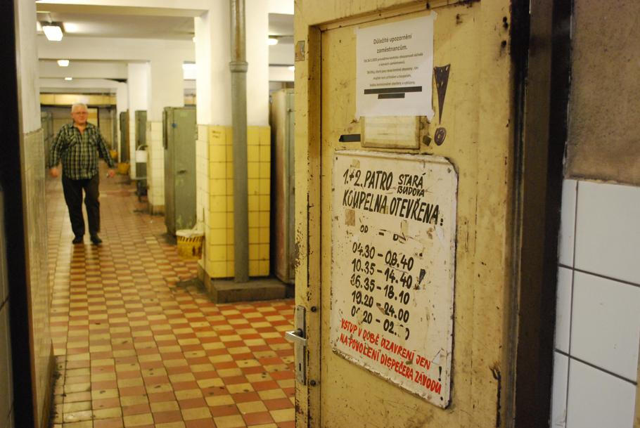 Tudy už havíři vycházejí vymydlení a osprchovaní po šichtě domů. Anebo do kantýny.