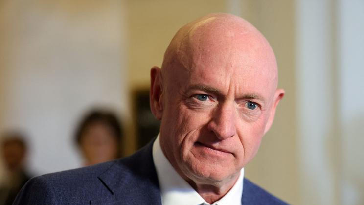 Senátor a bývalý astronaut Mark Kelly spolu s dalšími demokratickými zákonodárci přibližně před měsícem ve videu nabádal americké vojáky, aby odmítli uposlechnout nelegální rozkazy.